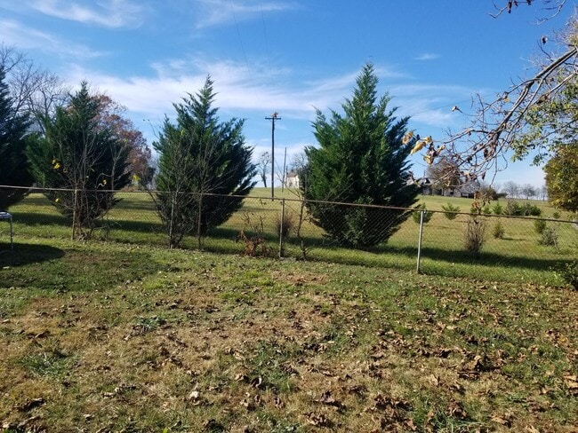 Photo - Charming 3 Bedroom Farmhouse in Winchester!
