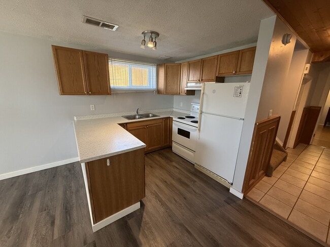 Photo - 6017 52 Ave