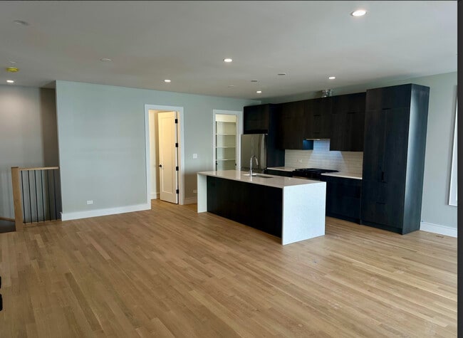 Photo - 4243 N Damen Ave