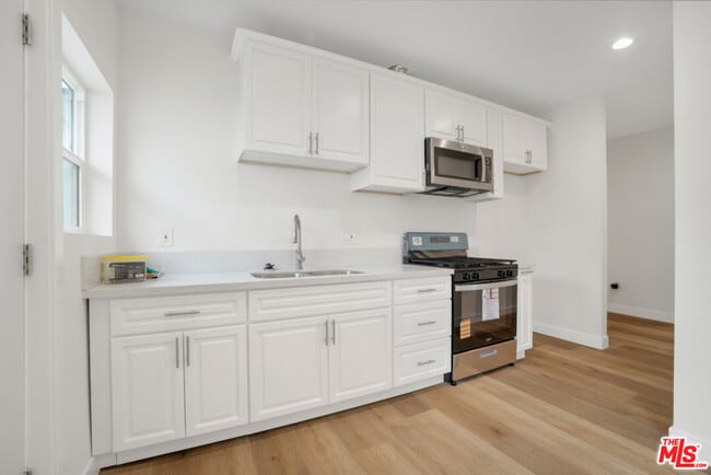 527 W 90th St