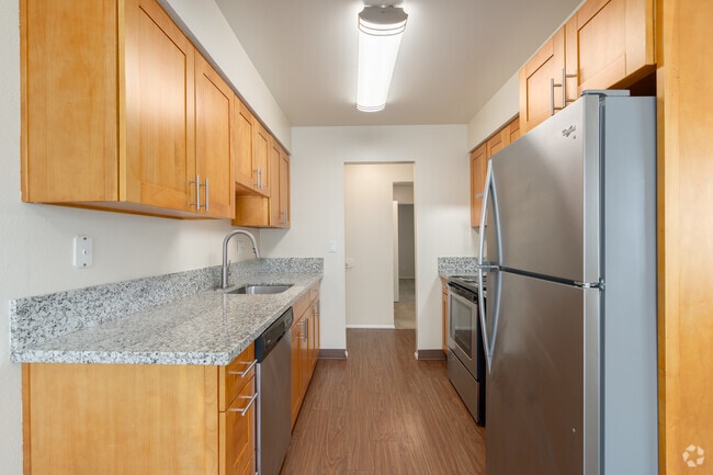 2BR, 2BA - 983SF - Kitchen - Royal Greens Apartments