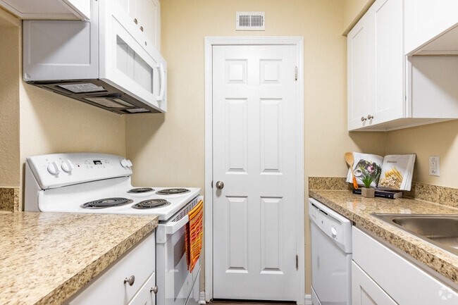 1 BR, 1 BA - 570 SF