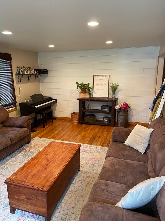 Photo - 14 Jo Ellen Dr Unit Upstairs