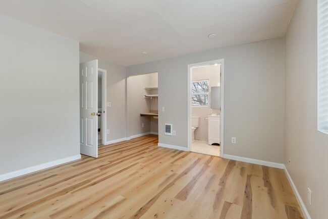 Building Photo - Quirky 1-bedroom for a Reasonable Price! Unit 6028 NE Ainsworth St - D