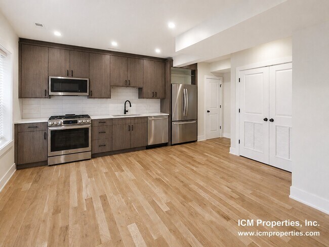 Building Photo - 3356 N Sheffield Ave Unit 3358-3 FP