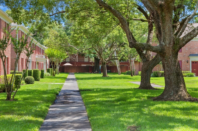 Beautiful landscaping - Carlton Arms of Winter Park