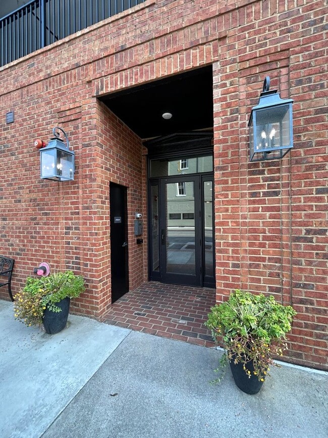 Photo - Beautifully Furnished 1/1 Apartment in Downtown Broad St.- $2,350 Unidad 411