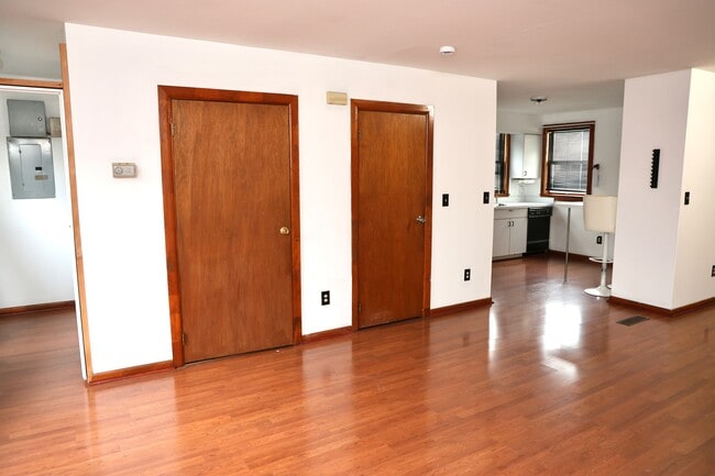 Building Photo - 821 Webster Pl Unit 2nd Floor