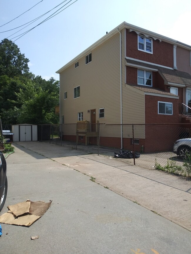 2884 Victory Blvd Unidad Side apt