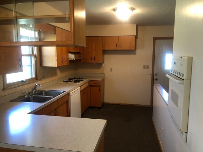 Kitchen - 4130 E Grand Ave