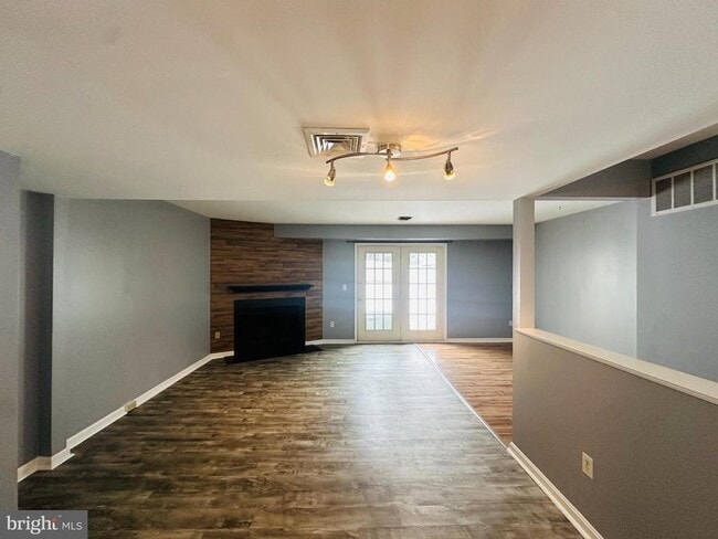 Photo - 406 Barrington Ct