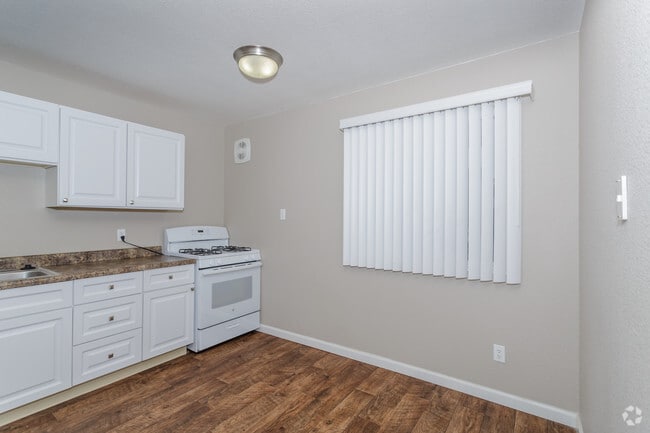 2BR, 1BA - 870 SF - Sunridge Apartments