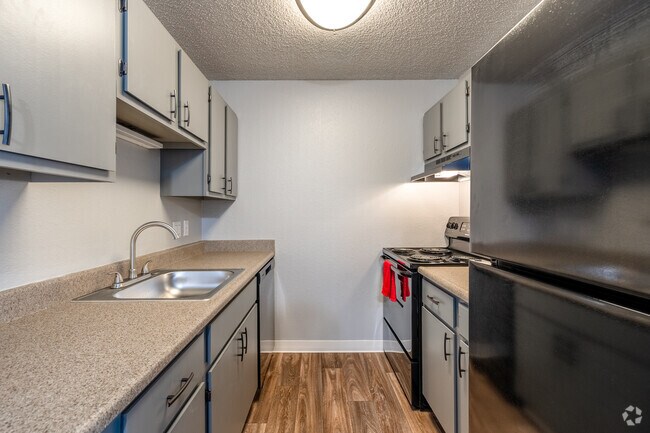 2BR, 1.5BA - 920SF - Kitchen