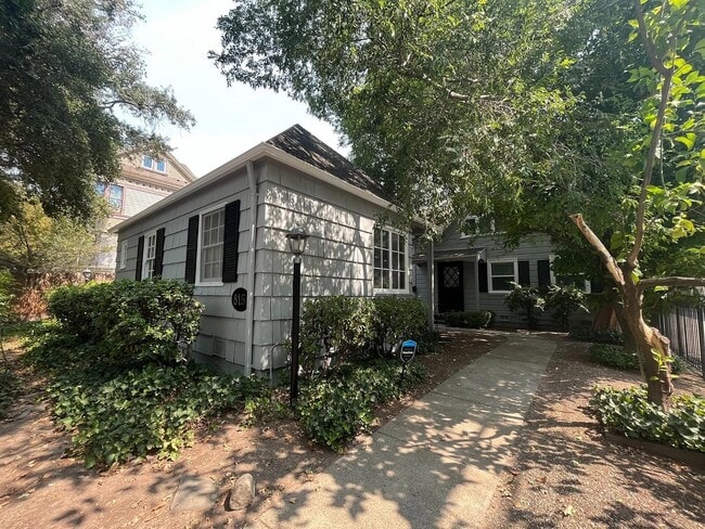 Building Photo - 815 19th St Unit A