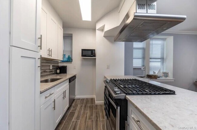 Photo - 25 W Broadway Unit 115