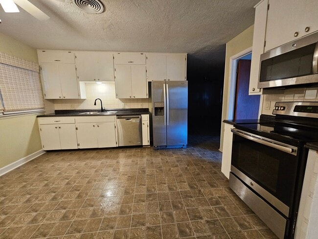 Photo - (3) Bed/(2) Bath + (2) Living Areas Avail NOW!