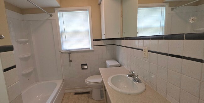 Photo - 3 BR 2 BA 2 Living Areas! Glendale Schools!  $1295