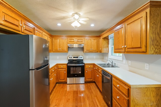 Photo - 121 Fieldstone Ln