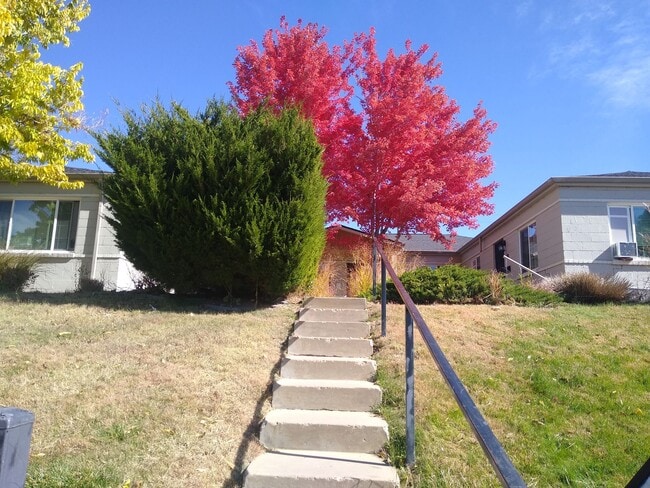 Building Photo - Mountain View 2 Bedroom 1 Bath Duplex on a Hill
