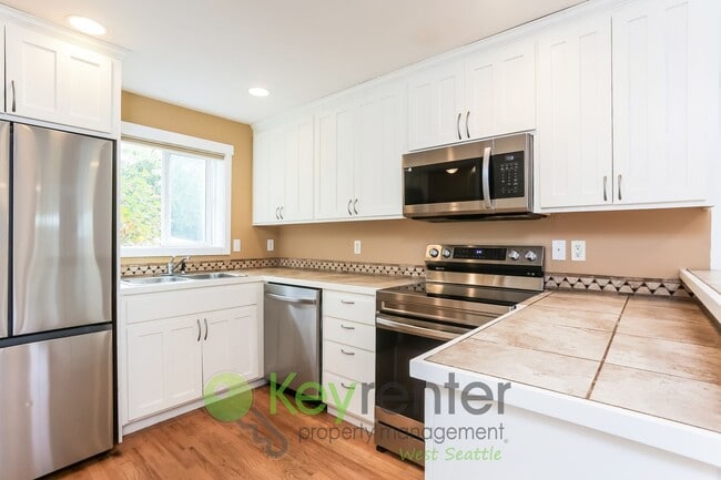 Building Photo - 3-Bedroom Beauty with Fenced Yard and Flex... Rental