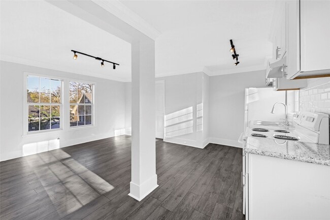 Building Photo - 1633 Fourcade St Unit C