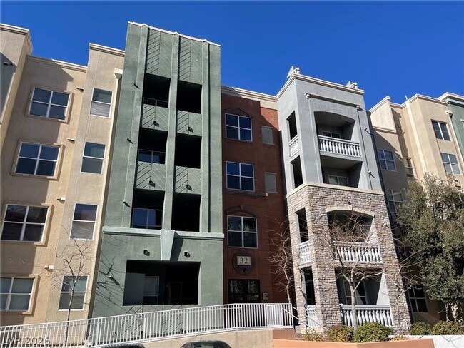 Building Photo - 32 E Serene Ave Unit 112