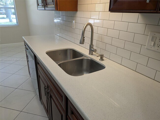 Photo - 811 SW 13th St Unidad 2