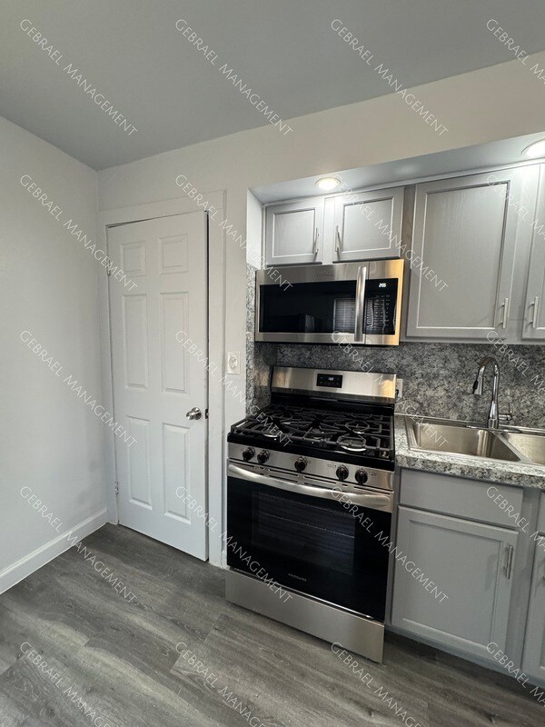 Photo - 839 Waldman Ave