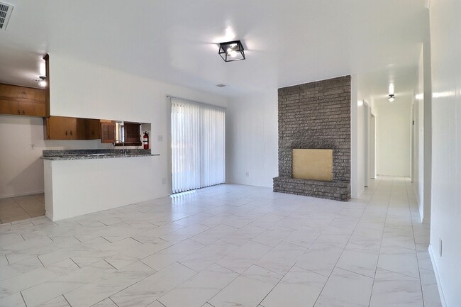 Photo - 5115 E 17th St