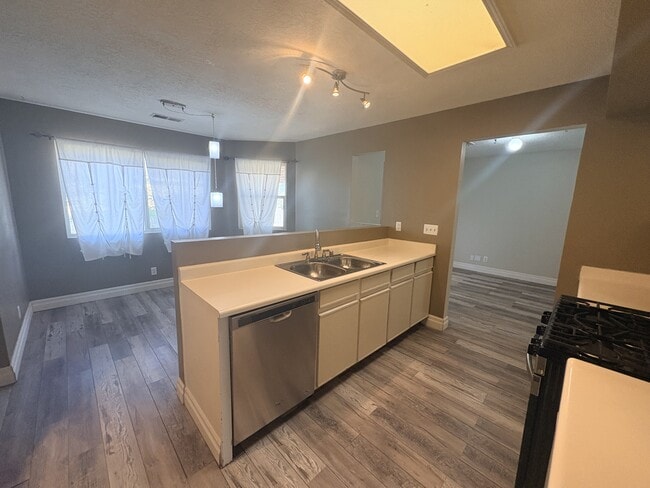 Photo - 4049 Montreal Loop NE