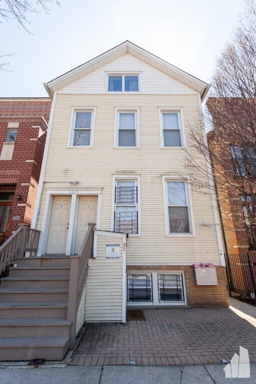 Building Photo - 1433 W Oakdale Ave Unit 2