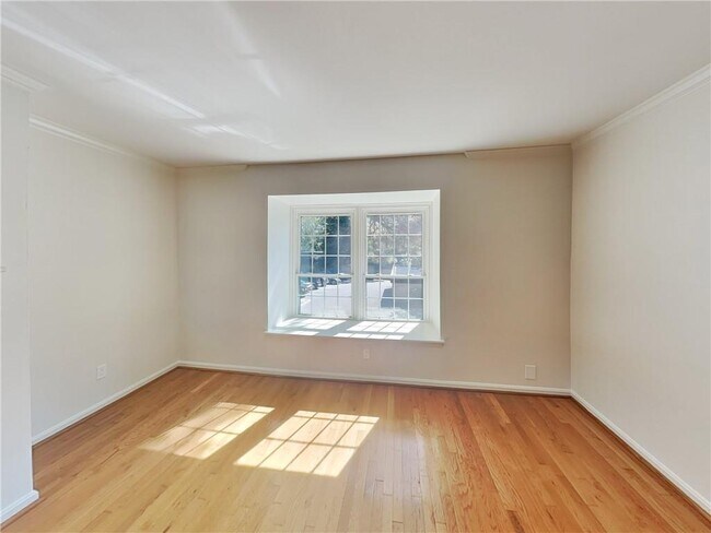 Photo - 115 Woodmere Square NW