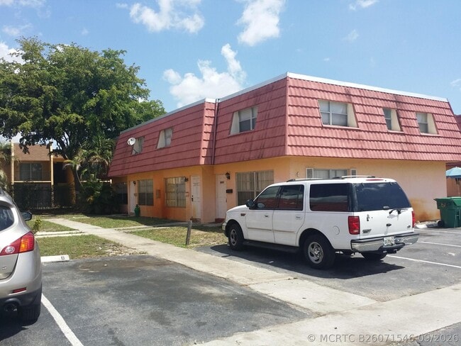 Building Photo - 5323 NW 27th St Unit B4