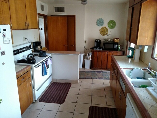 Kitchen - 1505 East Edison Street Unit Front House