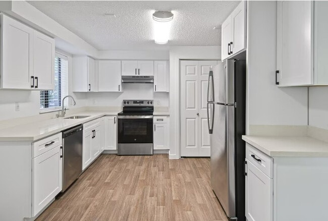 Building Photo - Hampton Court Rental