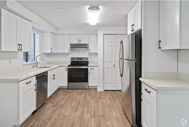 Building Photo - Hampton Court Rental