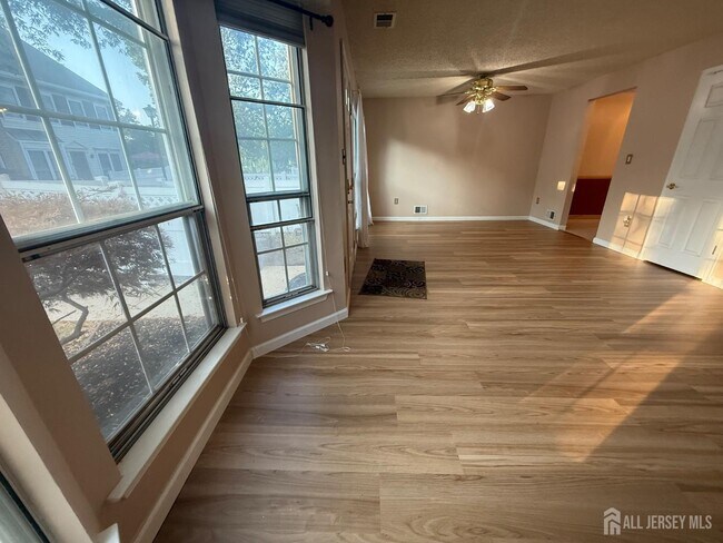 Photo - 125 Albury Way