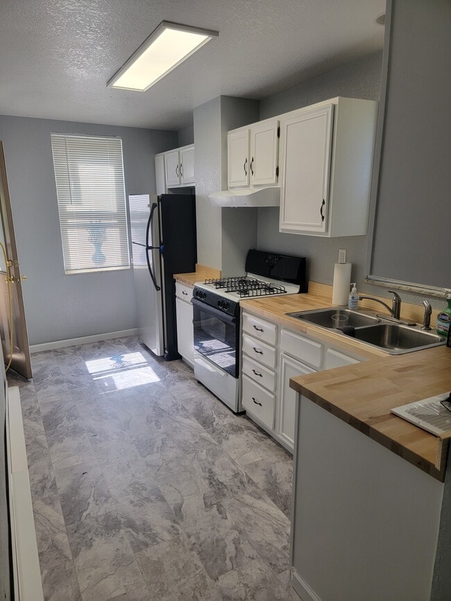 Cocina - 2258 Almont St