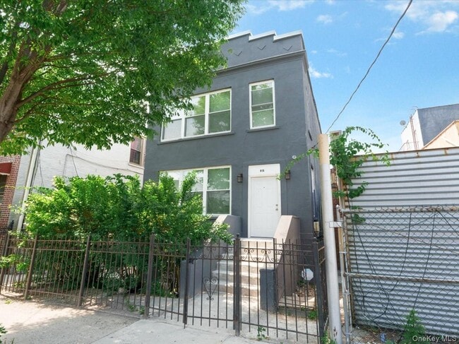 Building Photo - 910 E 226th St