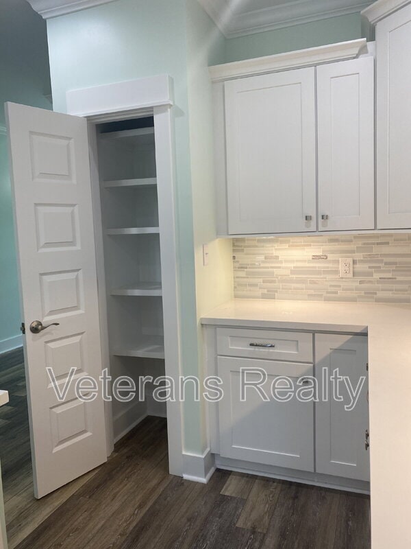 Photo - 127 E 5th St