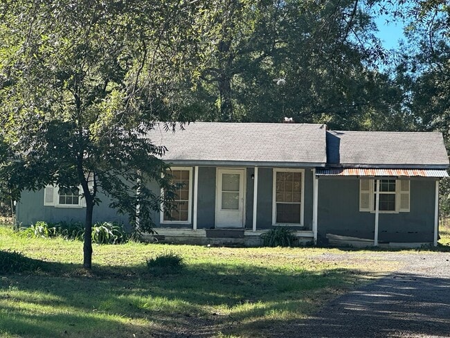 Building Photo - Welcome to this charming 3-bedroom, 1.5-ba...