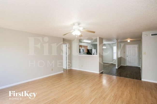 Photo - 915 Streamside Dr