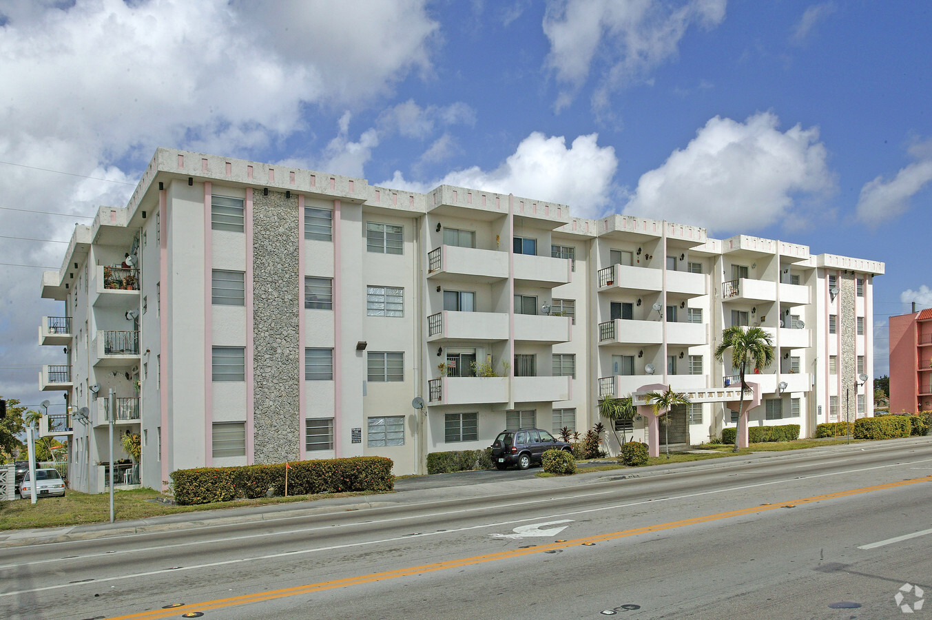 Granada Plaza - Granada Plaza Apartments