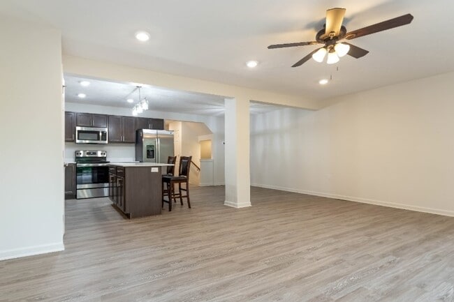 Building Photo - Creekwood Townhomes