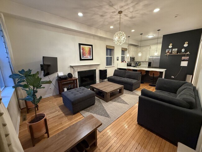 Photo - 1455 W Wolfram St Unit A