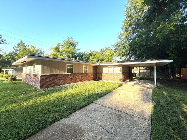 Building Photo - ** 3 Bed 1.5 Bath located off Zelda Road**... Rental