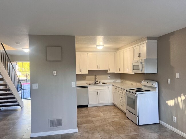 Photo - SUNNYVALE- 2 Bedroom 1.5 Bath Condominium -Washer & Dryer Included Unidad 6