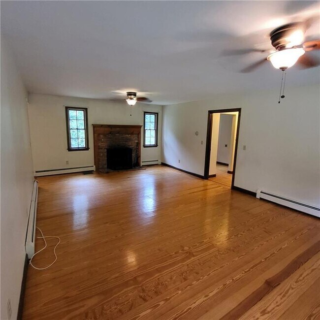 213 Narrow Ln