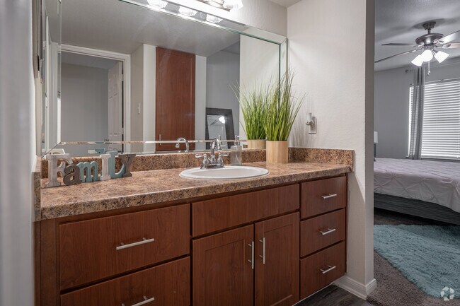 1BR, 1BA - 660SF - Bathroom