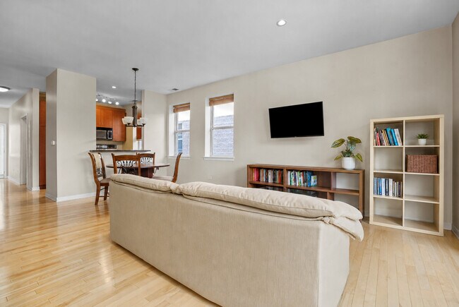 Photo - 1112 W Washburne Ave Unit 301